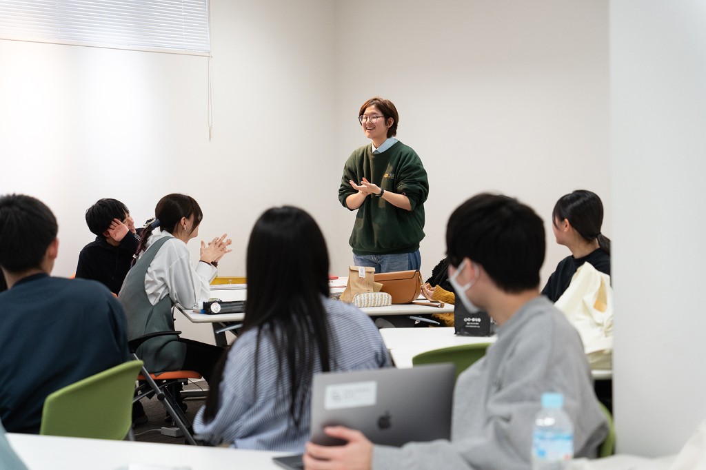 プログラムで発表する学生の様子