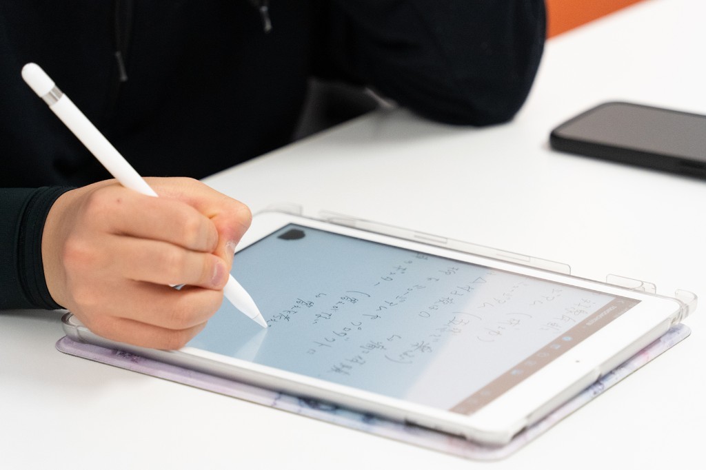 タブレットでアイデアを書き留める様子